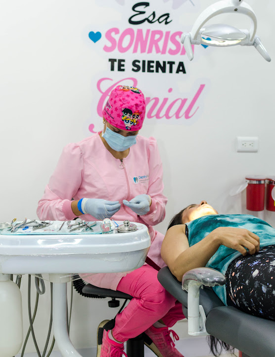 Dra. Laura Durán preparando la atención de una paciente en el consultorio