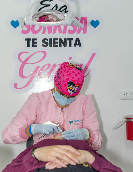 Dra. Laura Durán atendiendo a una paciente bajo la lámpara clínica