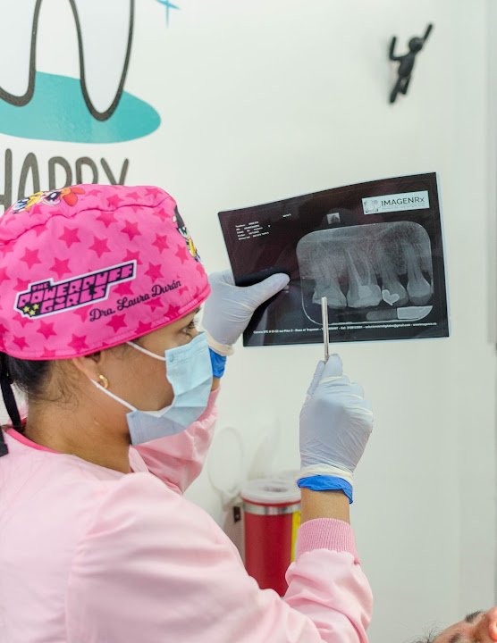 Dra. Laura Durán revisando una radiografía dental