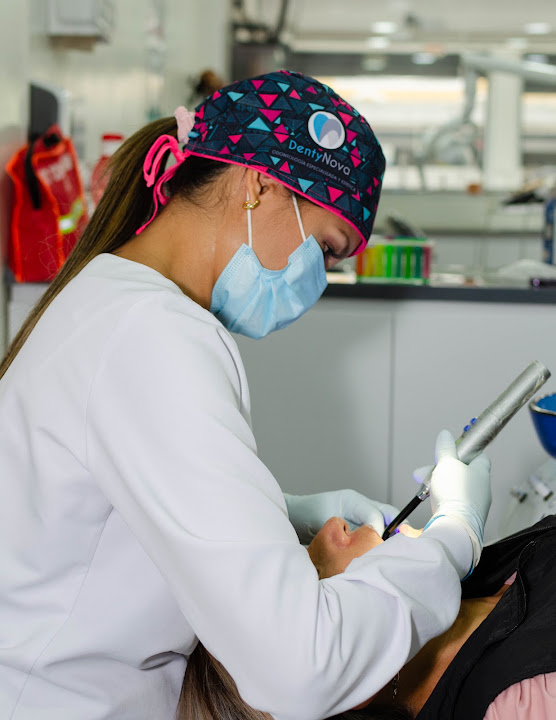 Dra. Laura Durán utilizando tecnología clínica durante un procedimiento