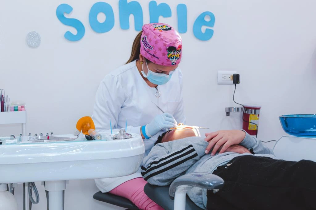 Dra. Laura Durán atendiendo a una paciente en el consultorio