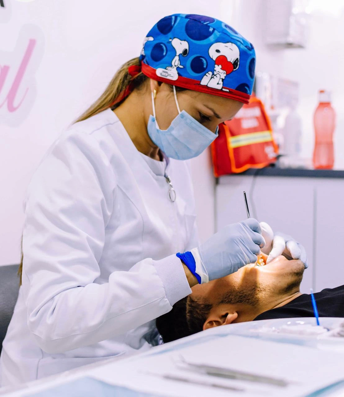 Procedimiento odontológico realizado con tecnología clínica